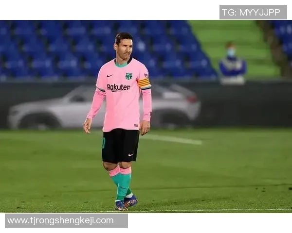 足球明星因肺炎住院治疗引发球迷广泛关注与担忧