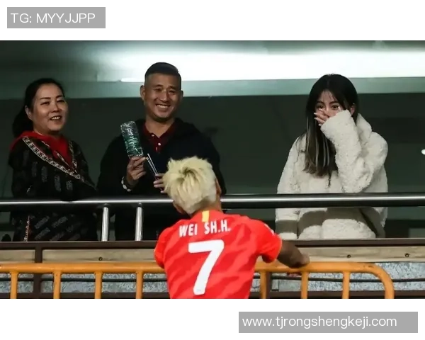 追逐梦想与爱情的交汇点足球明星背后的女人们